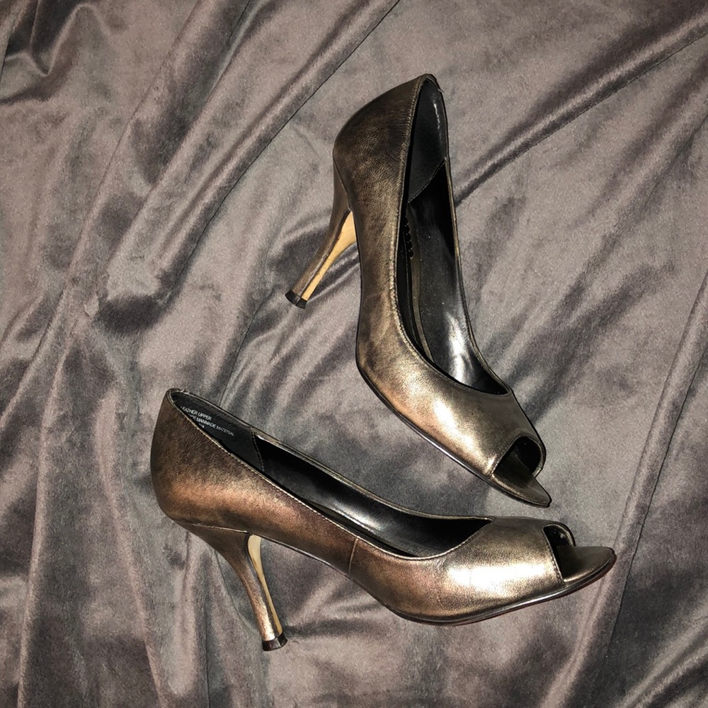 Pewter colored metallic pumps/high heels 👠